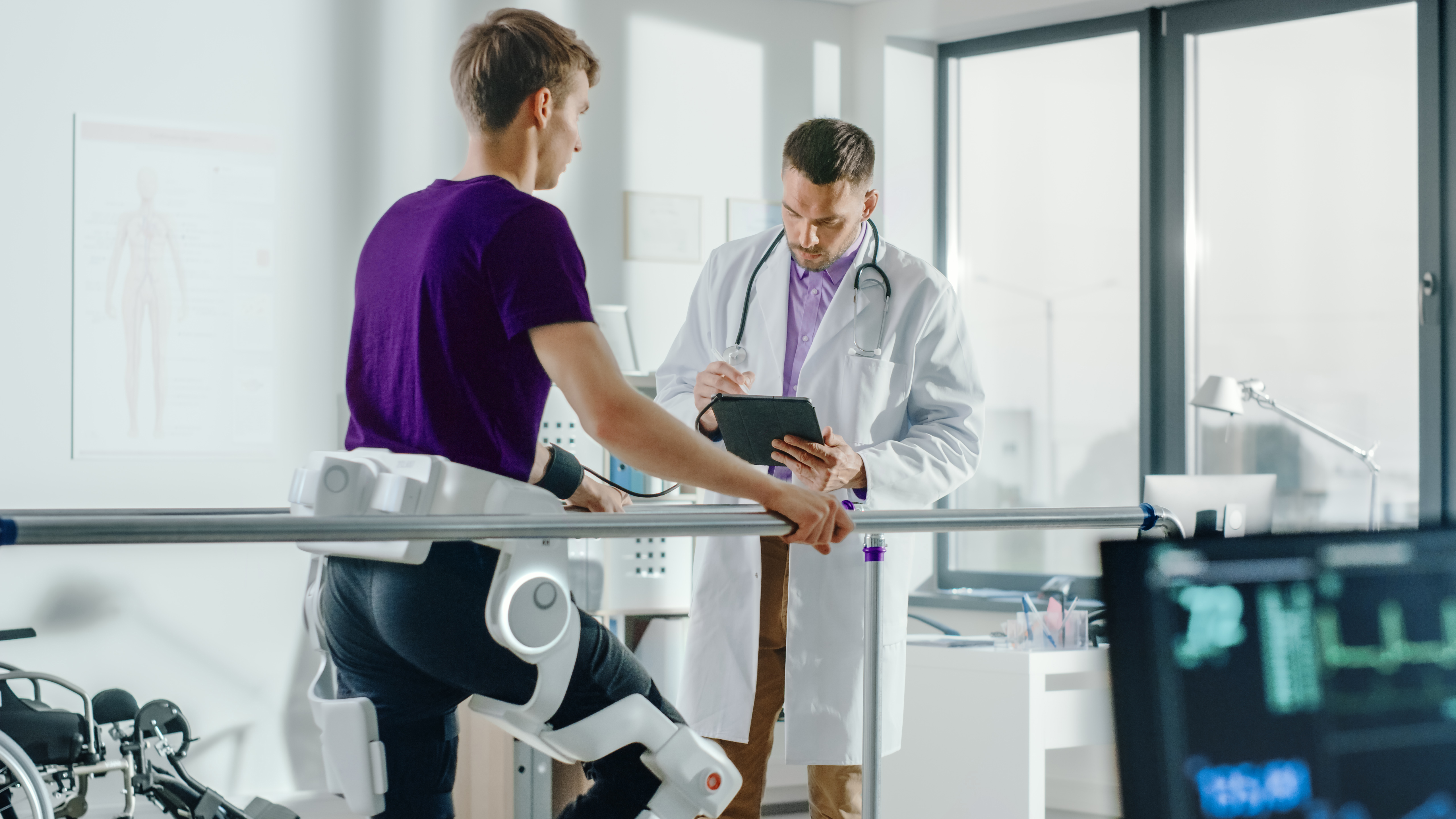 Une personne et un employé dans un établissement de santé
