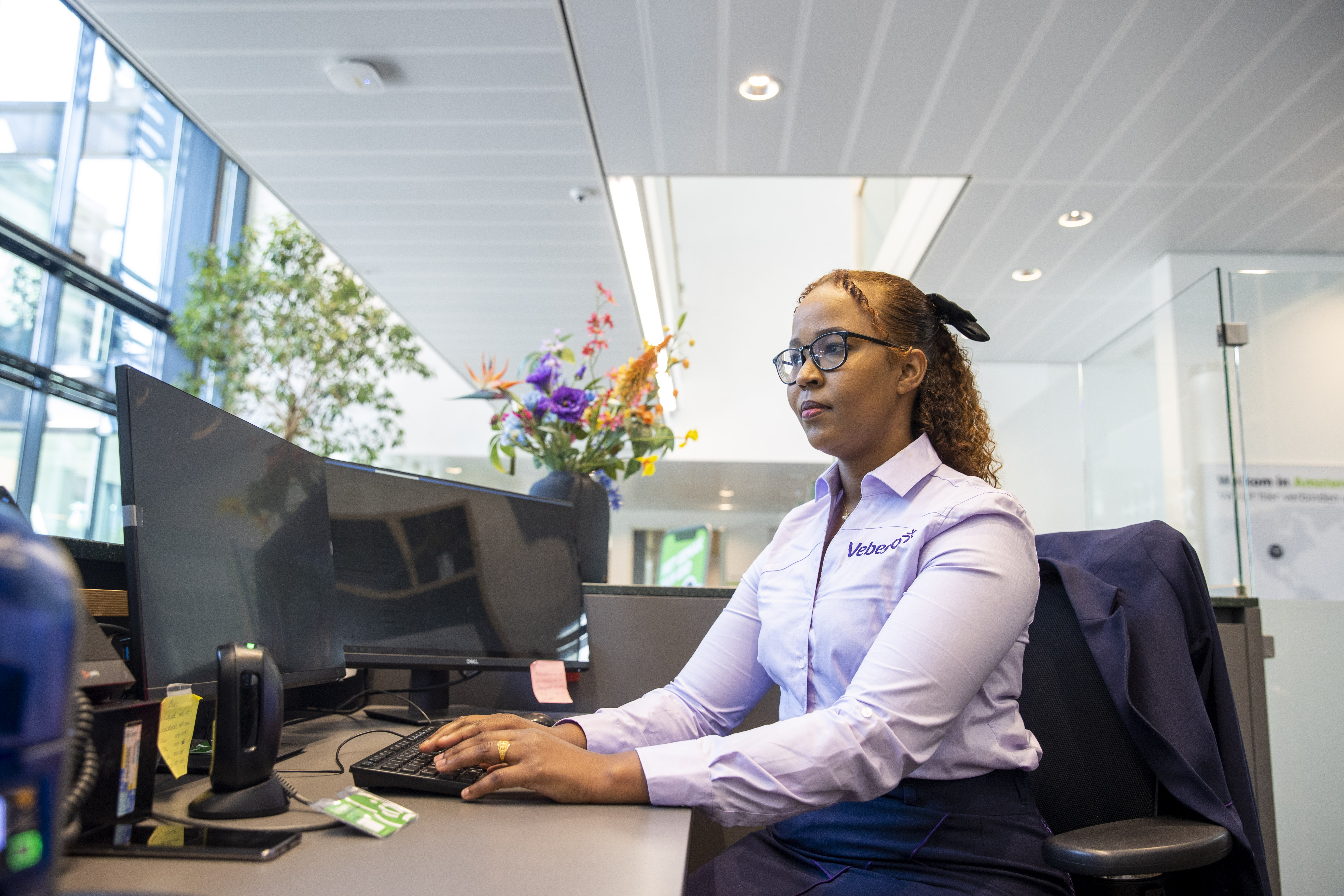 Een persoon is werkzaam achter een bureau