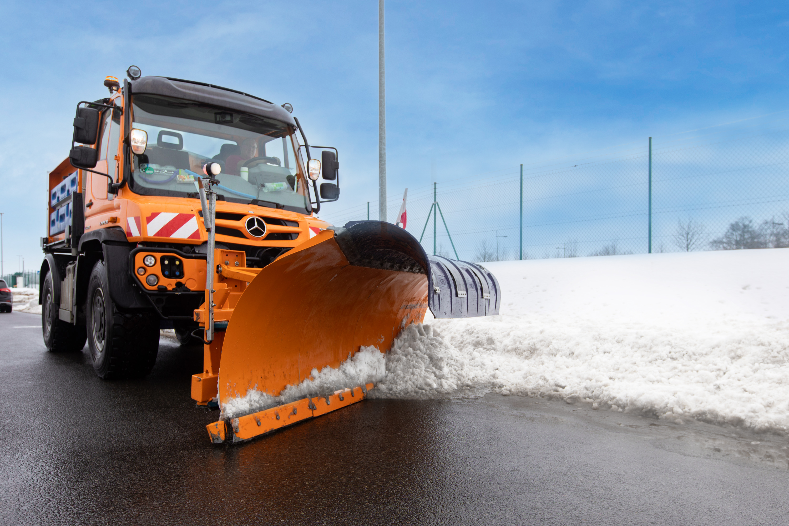 Een machine die een weg sneeuwvrij maakt