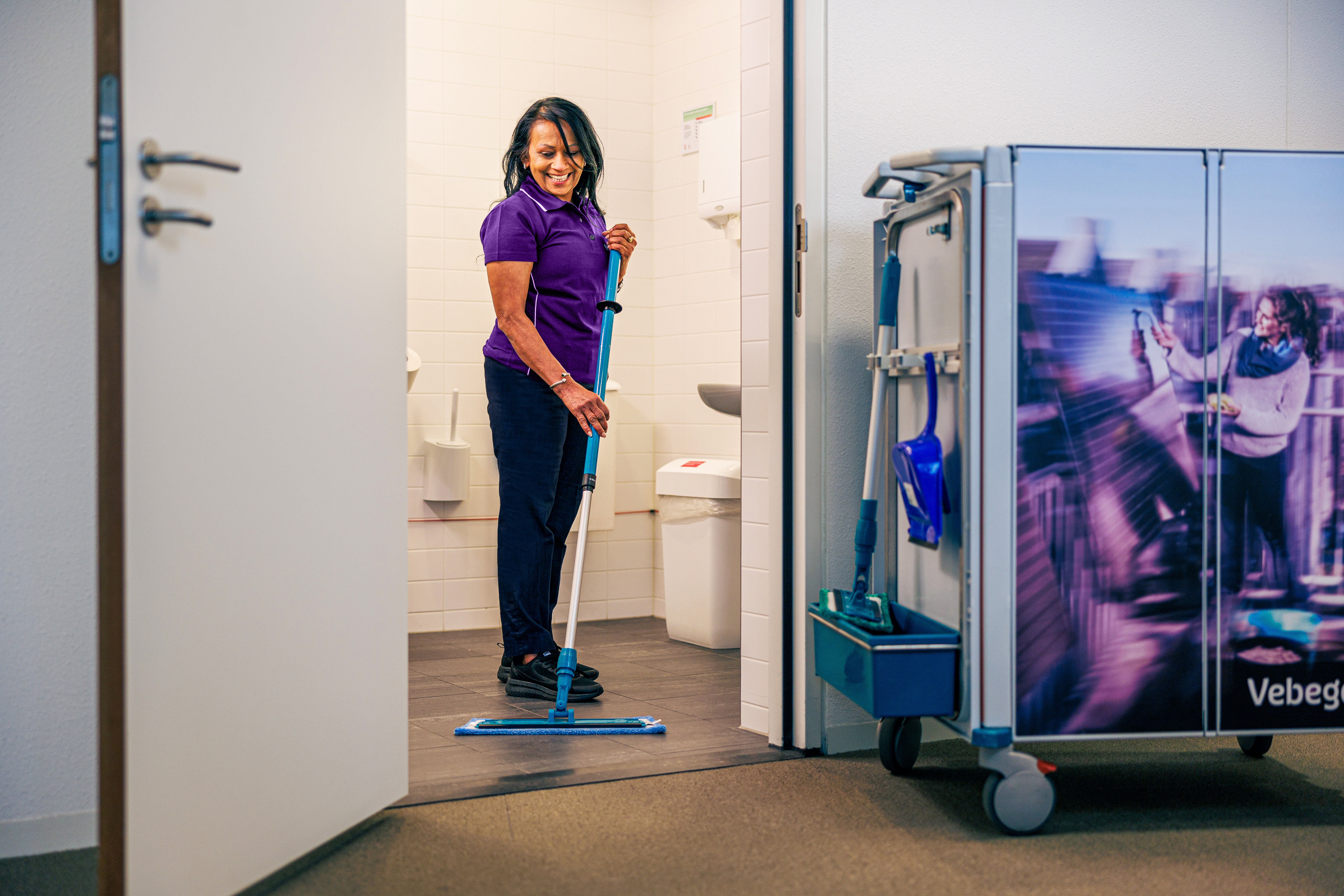 Persoon maakt de sanitaire ruimte schoon