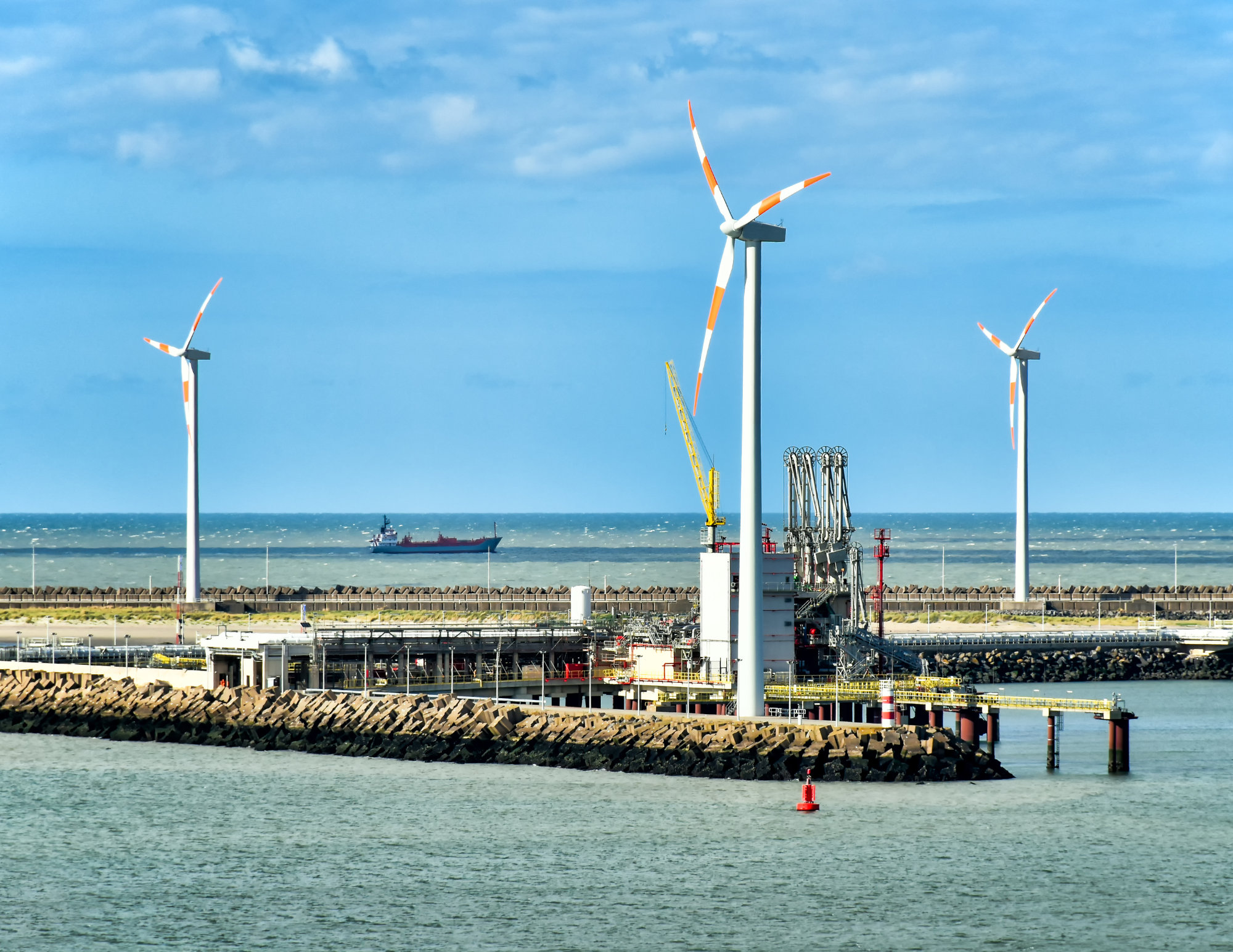 Een haven met windmolens