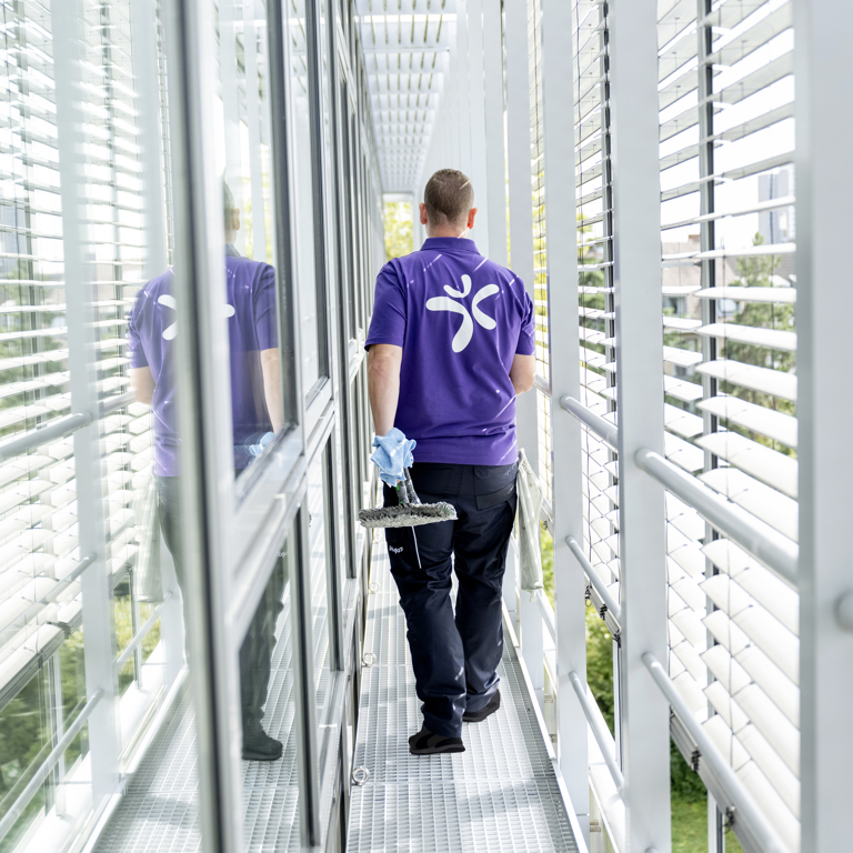 Een persoon voert glasbewassing uit