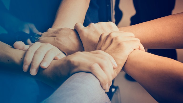 Mensen houden elkaars hand vast