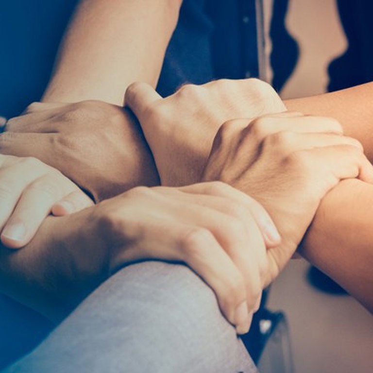 Les gens se tiennent la main