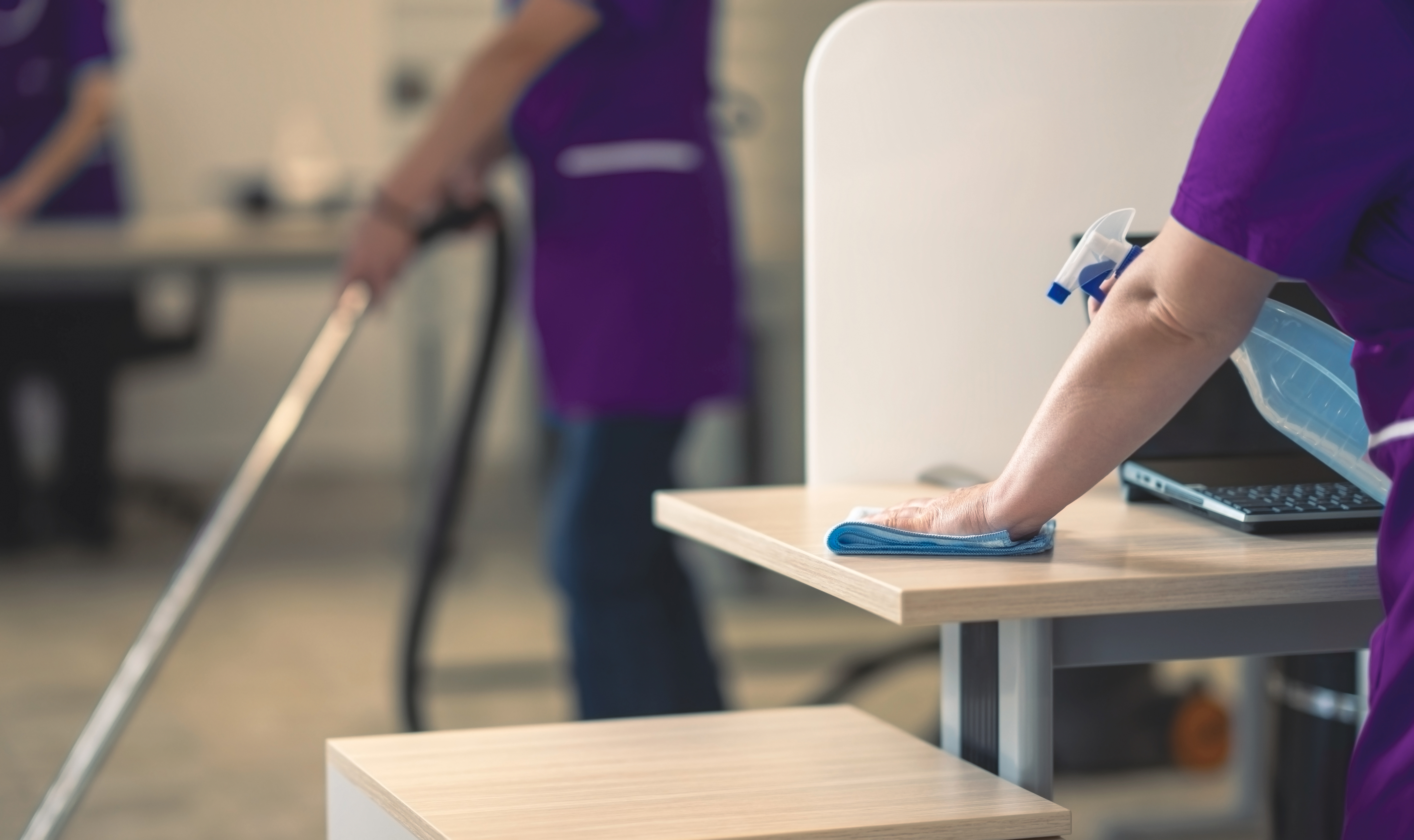 Personen maken schoon in een openbare ruime