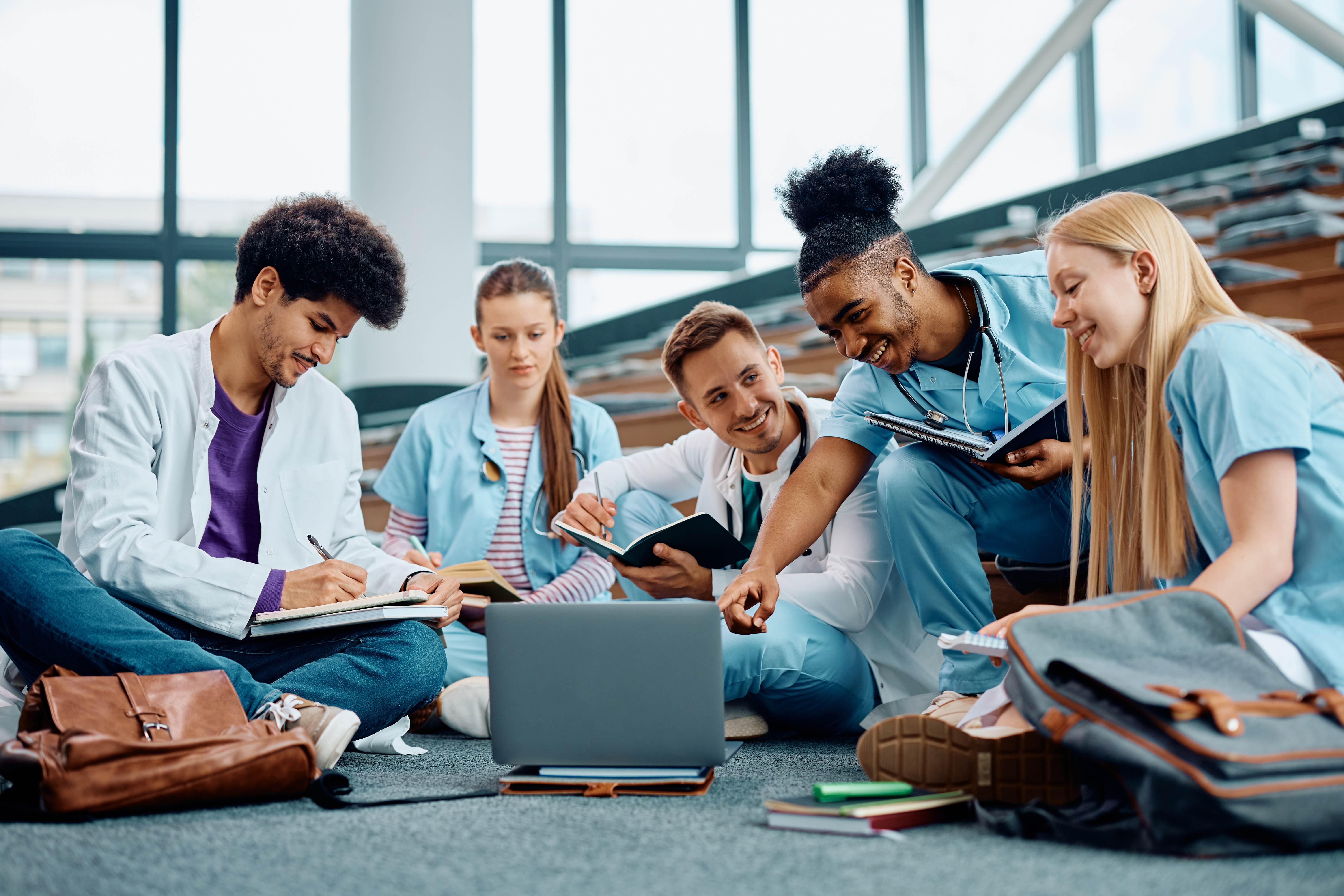 Un groupe d'étudiants travaillant ensemble