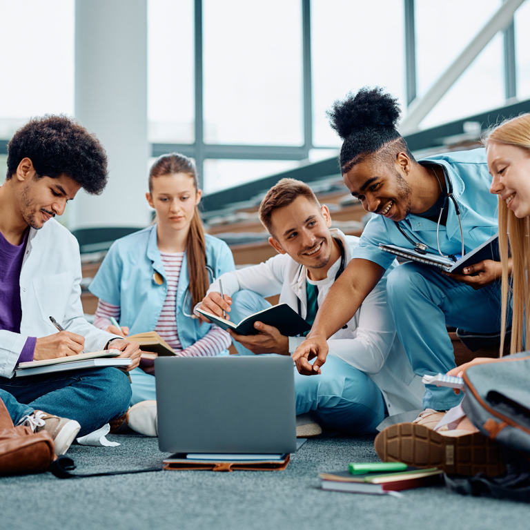 Un groupe d'étudiants travaillant ensemble