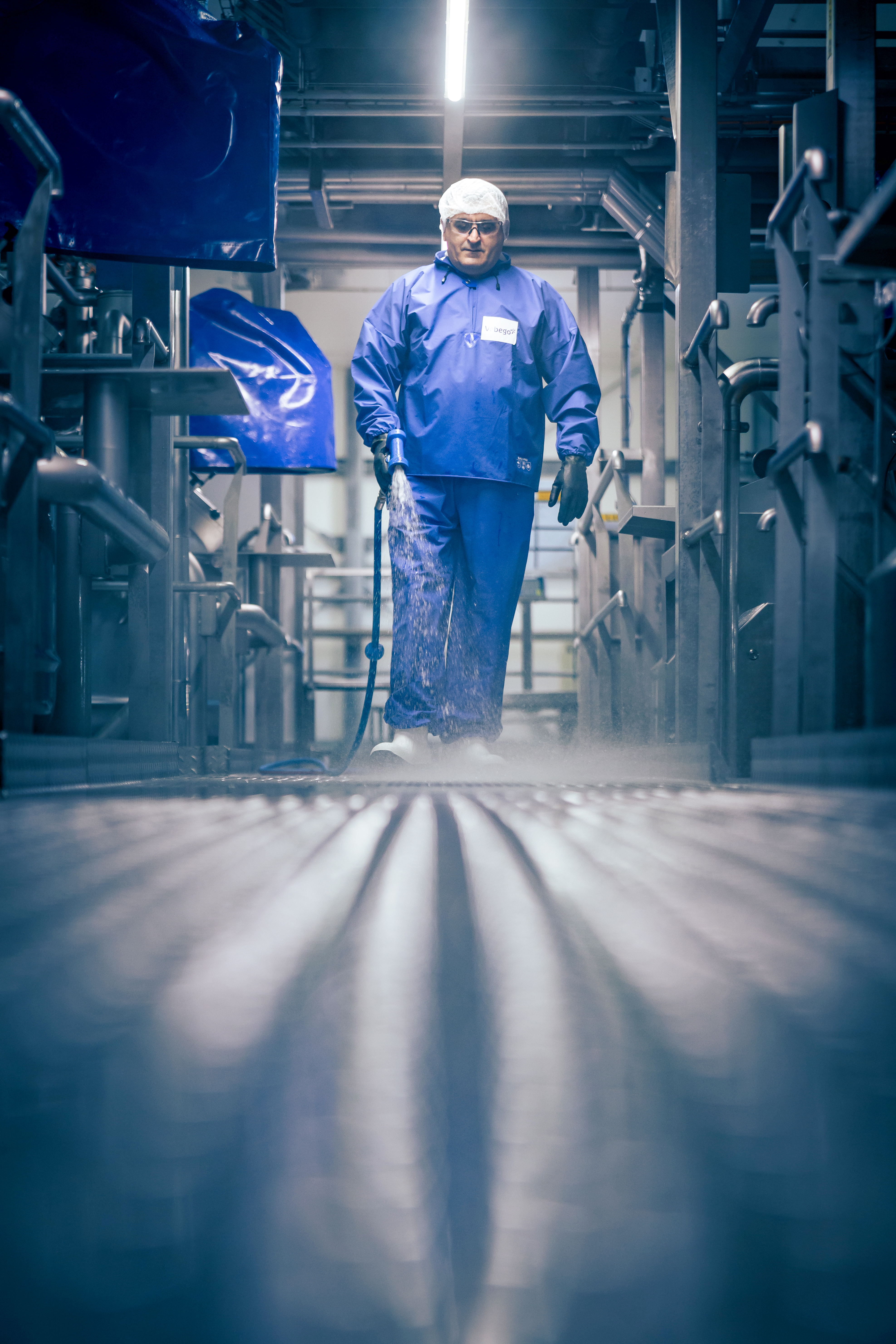 Een persoon maakt een faciliteit schoon in de voedingsindustrie
