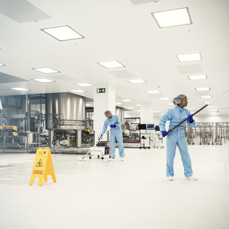 Personen reinigen een cleanroomomgeving