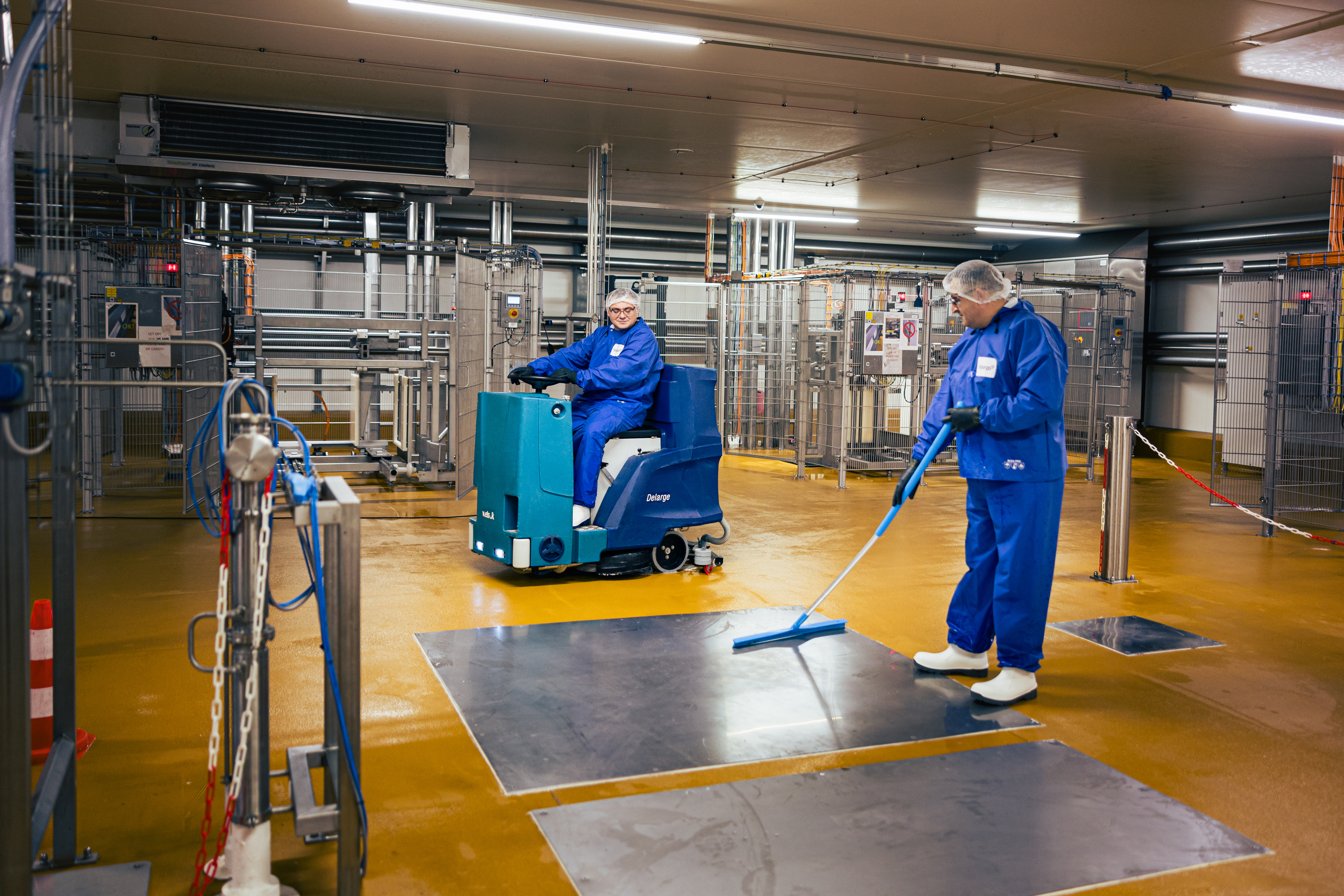 Personen maken een faciliteit schoon in de voedingsindustrie