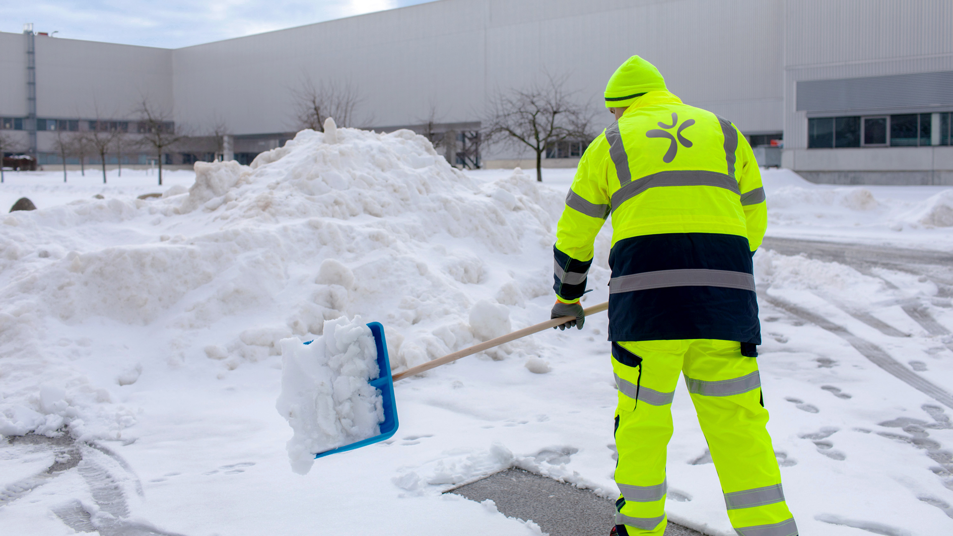 Een persoon die sneeuw ruimt