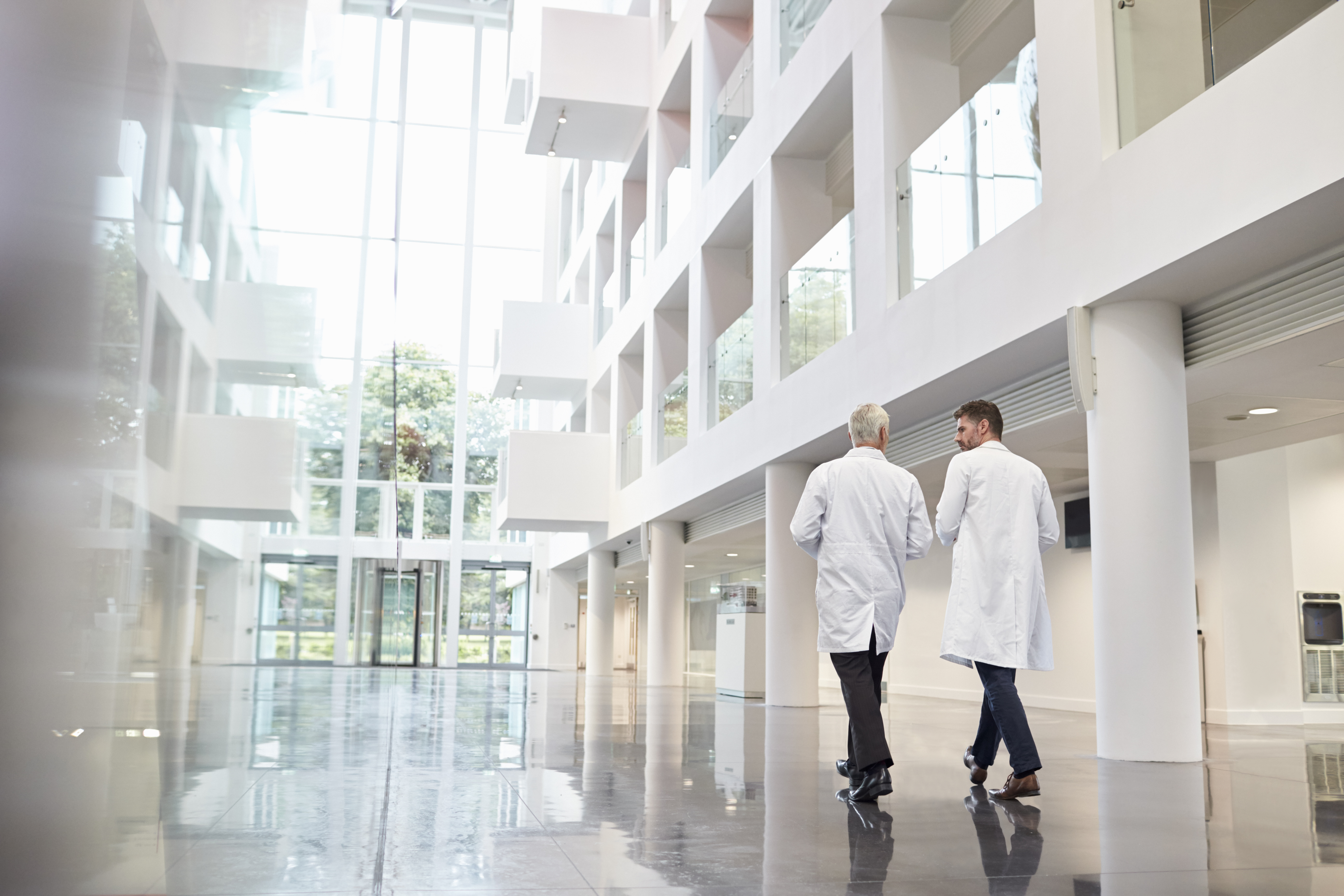 Personen lopen door een schoon gebouw