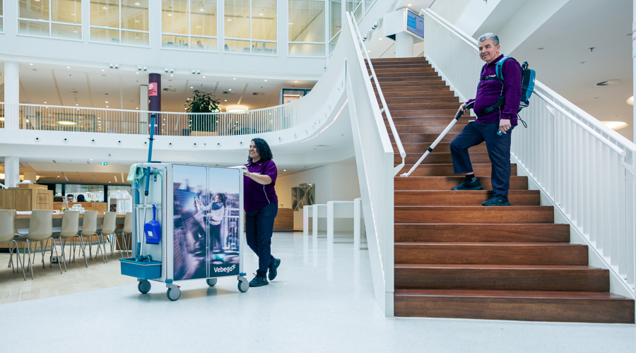 Personen maken een kantoorgebouw schoon