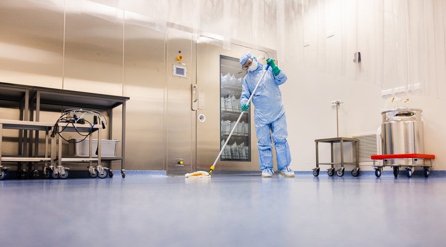 Une personne nettoie un bâtiment dans le secteur des sciences de la vie