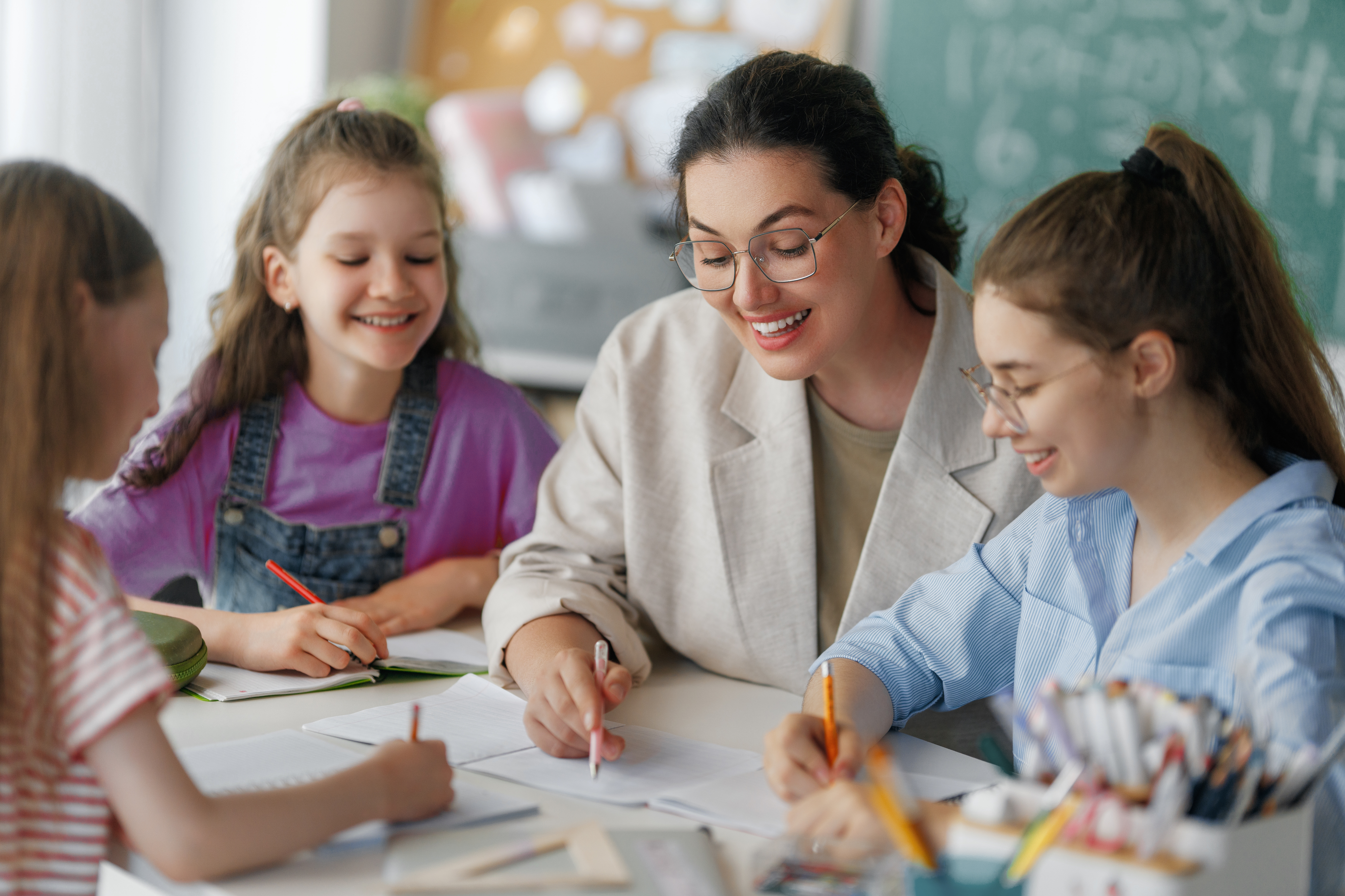 Scholieren en een leerkracht in het primair onderwijs