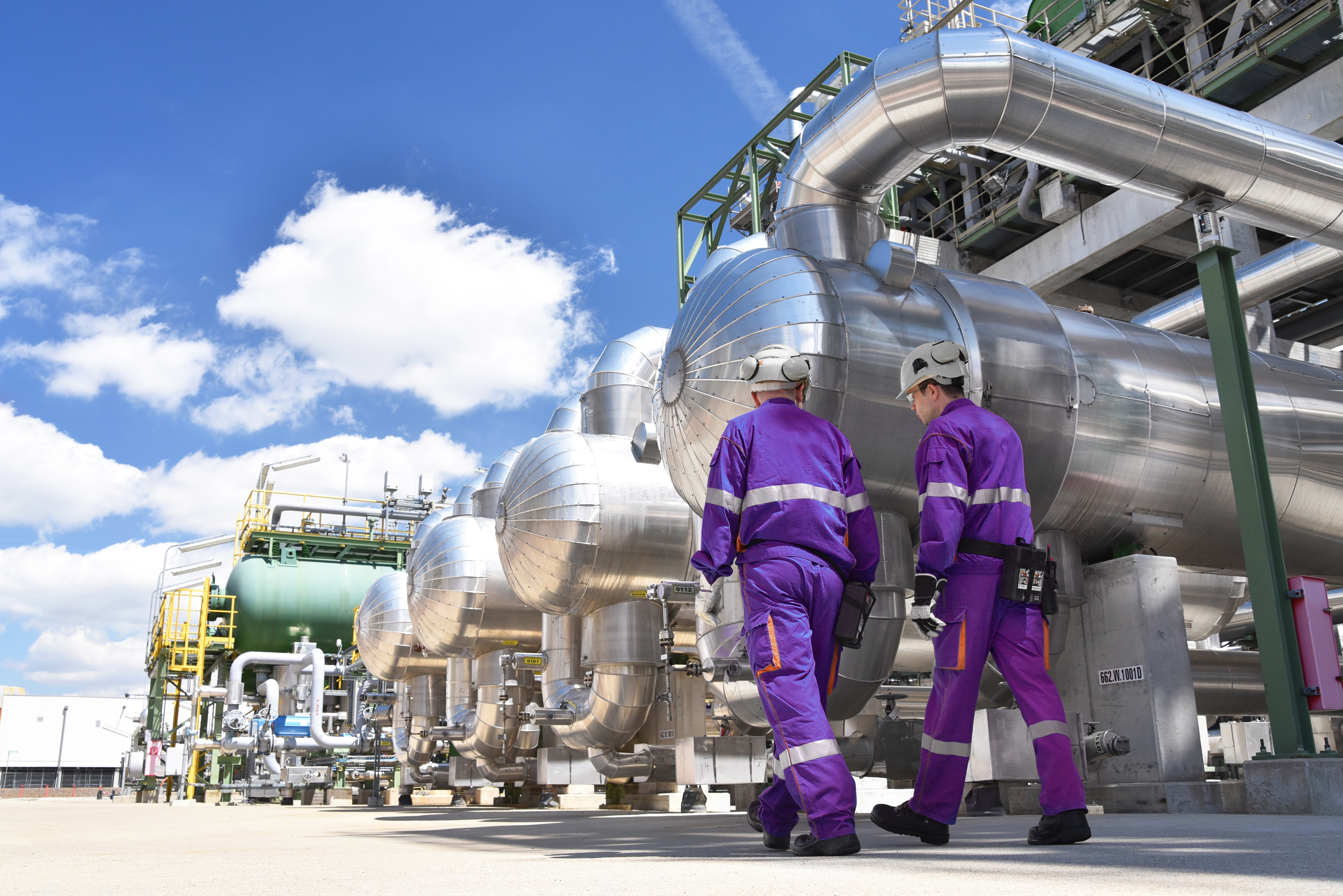 Personnes travaillant dans un environnement de production dans l’industrie pétrochimique