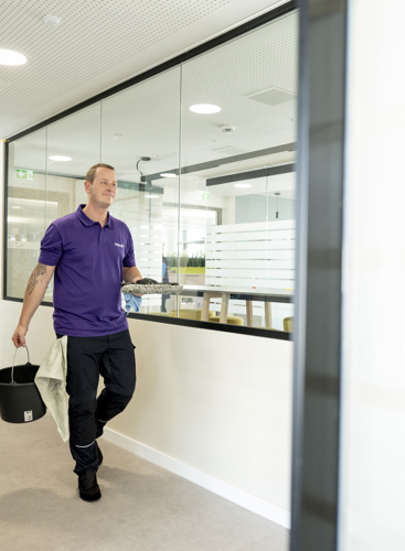 Une personne nettoie les fenêtres